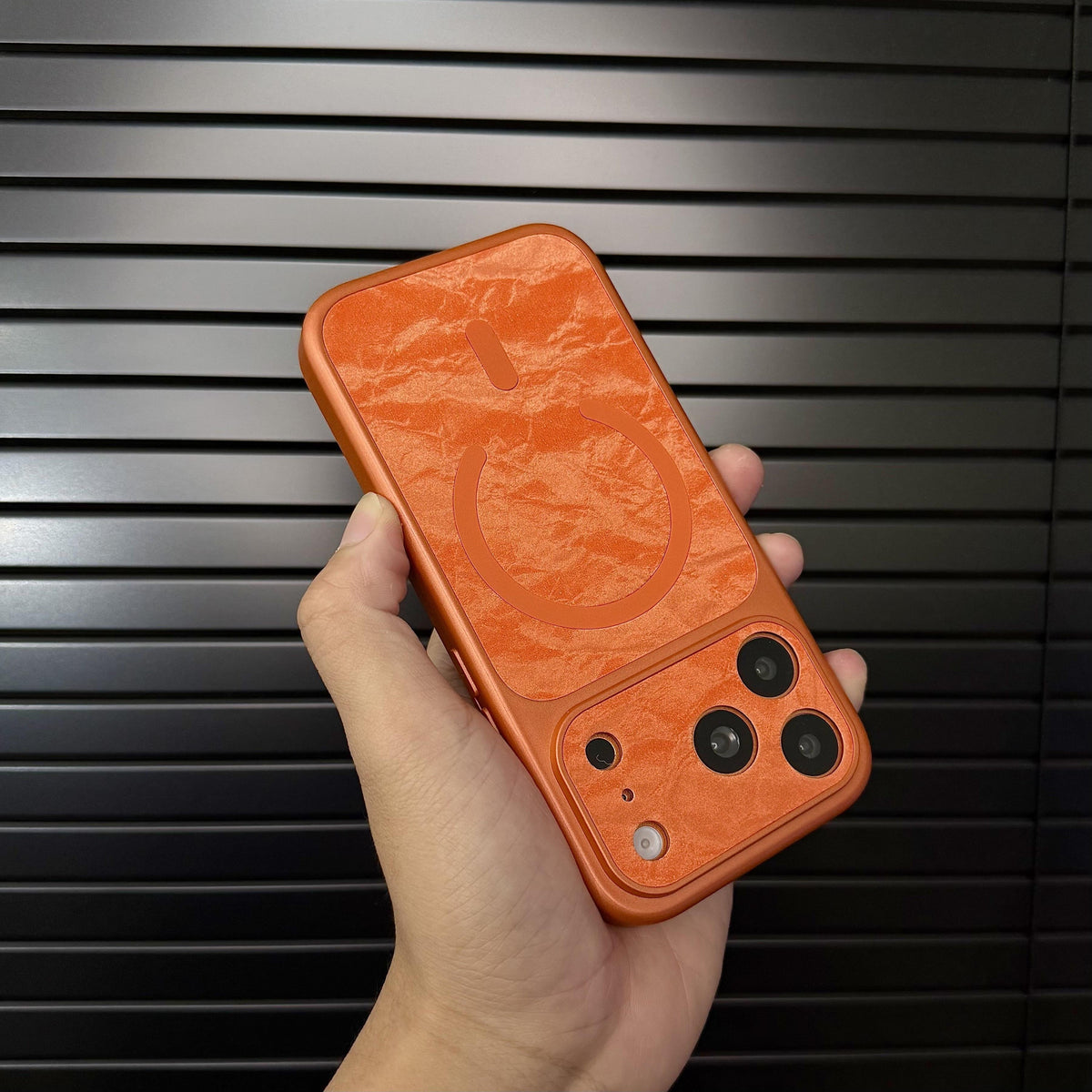 Hochwertige iPhone-Hülle aus Leder, MagSafe-kompatibel, mit Schneetextur-Finish