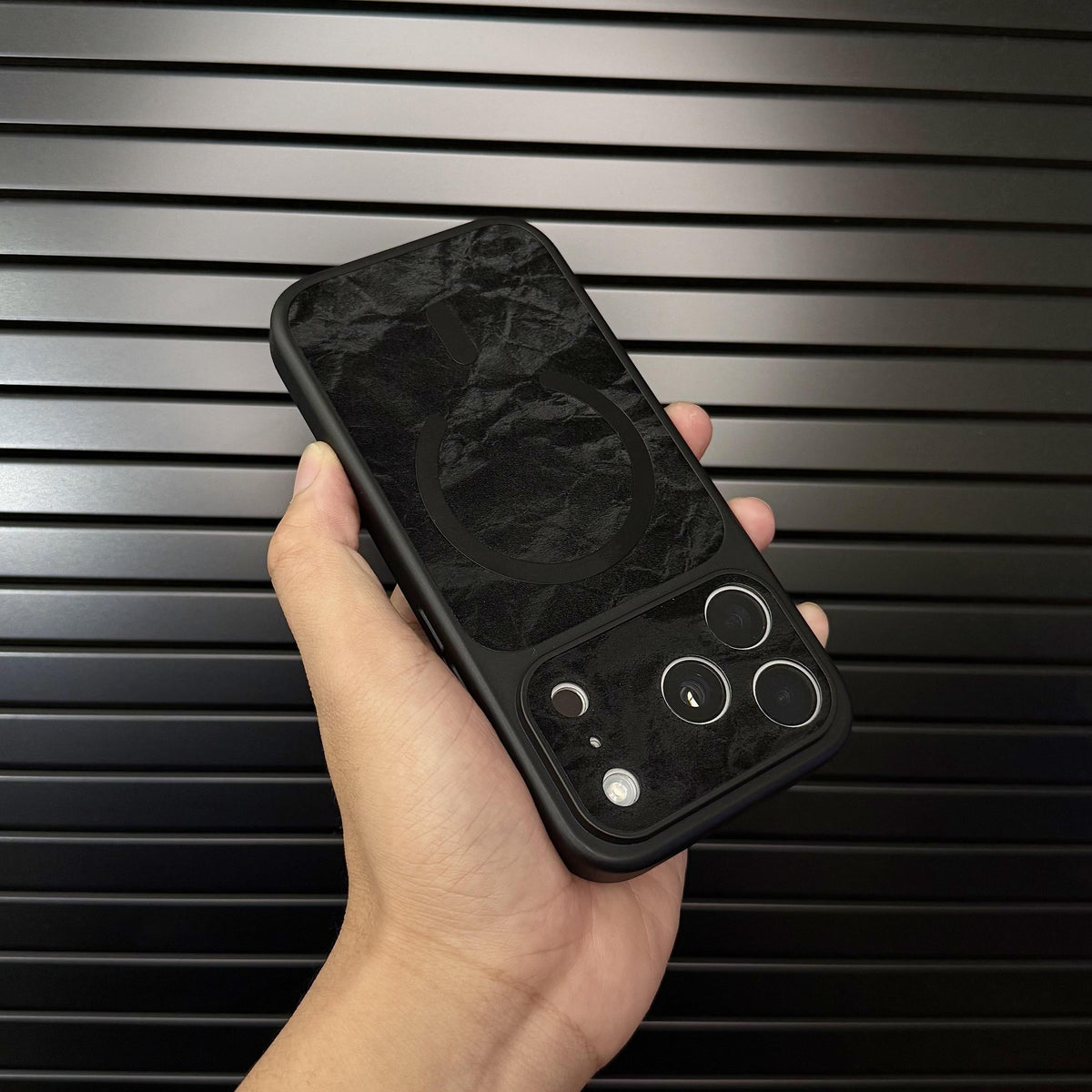 Hochwertige iPhone-Hülle aus Leder, MagSafe-kompatibel, mit Schneetextur-Finish