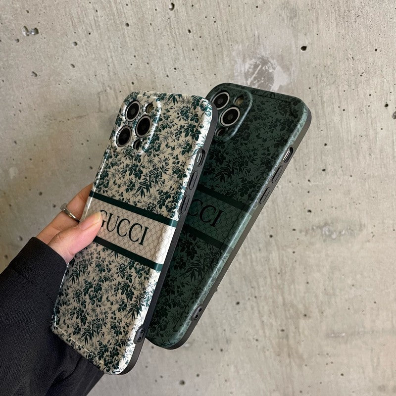 Grüne Premium-iPhone-Hülle mit Baum-Design